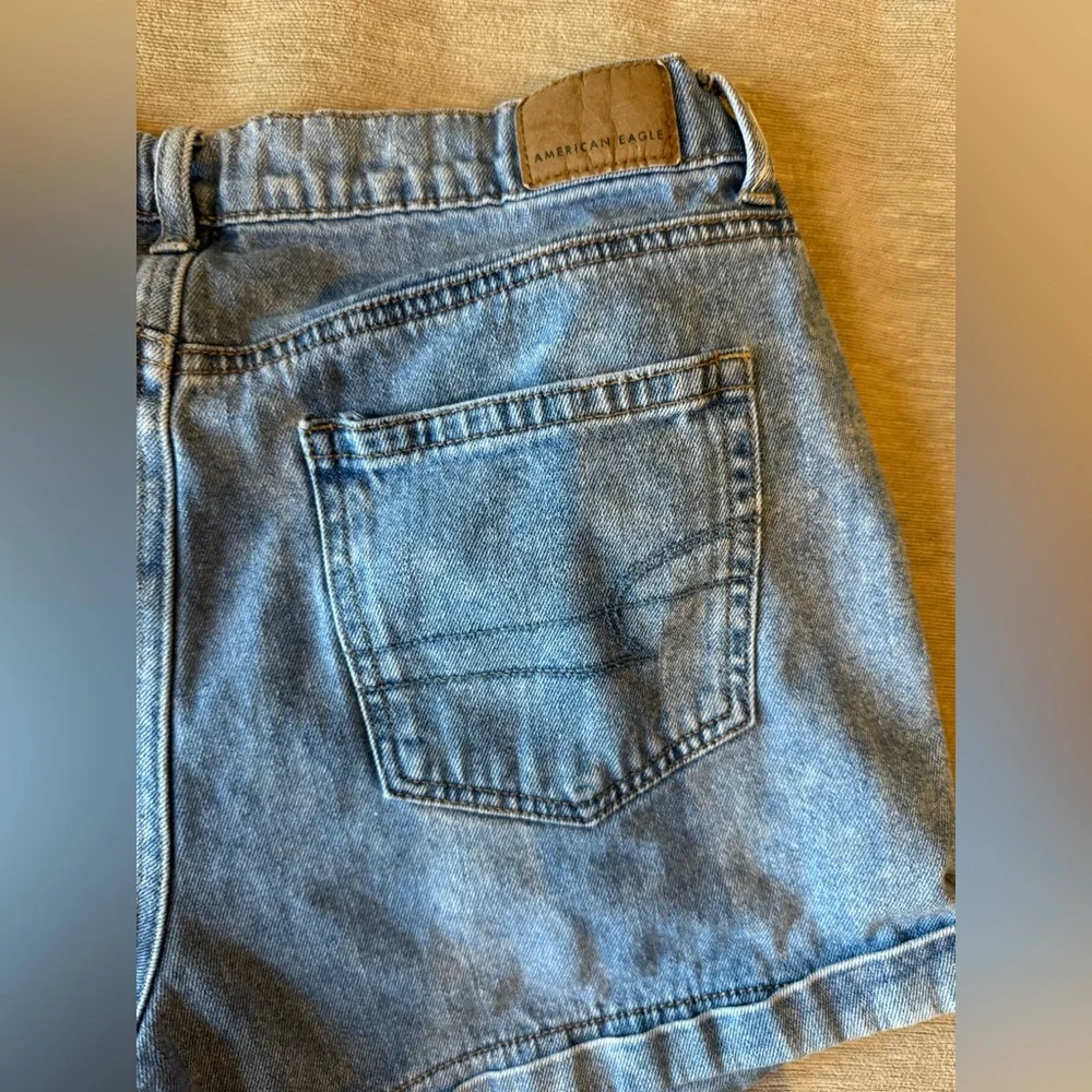American Eagle Mom Shorts Women’s 6 Light Wash Denim High Rise Cuffed Casual